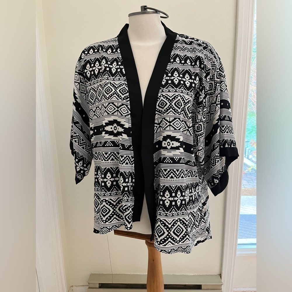 Momteau kimono size large, Aztec print